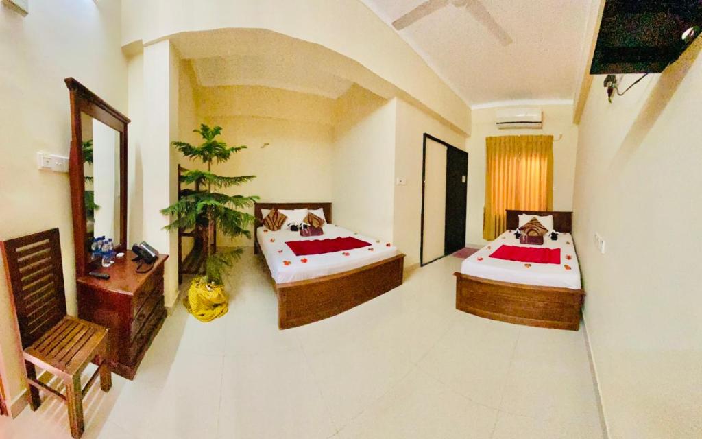 una grande camera con due letti di Yal's Town Inn a Jaffna
