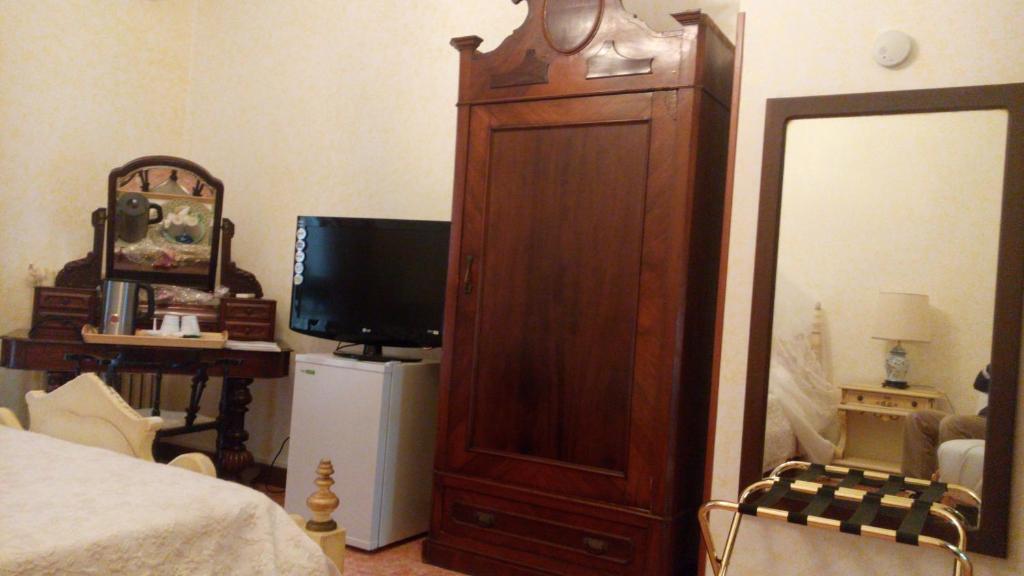 Televízia a/alebo spoločenská miestnosť v ubytovaní B&B Vittoria Colonna