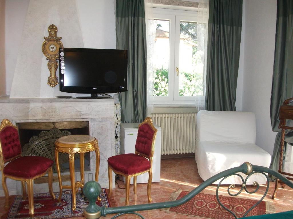 Televízia a/alebo spoločenská miestnosť v ubytovaní B&B Vittoria Colonna