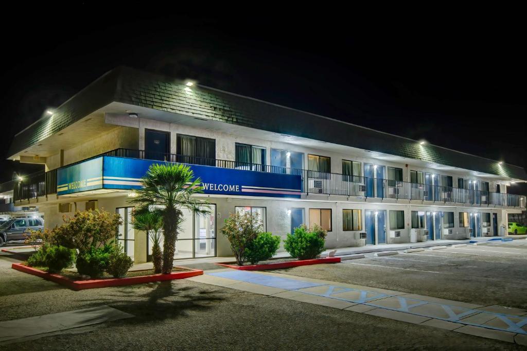 un edificio de hotel con vistas nocturnas en Motel 6-Douglas, AZ, en Douglas
