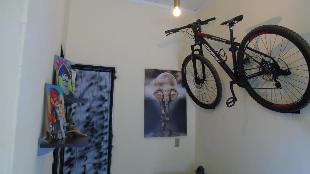ein Fahrrad, das in einem Zimmer an der Wand hängt in der Unterkunft Studio 33 próximo ao Centro in Palmas