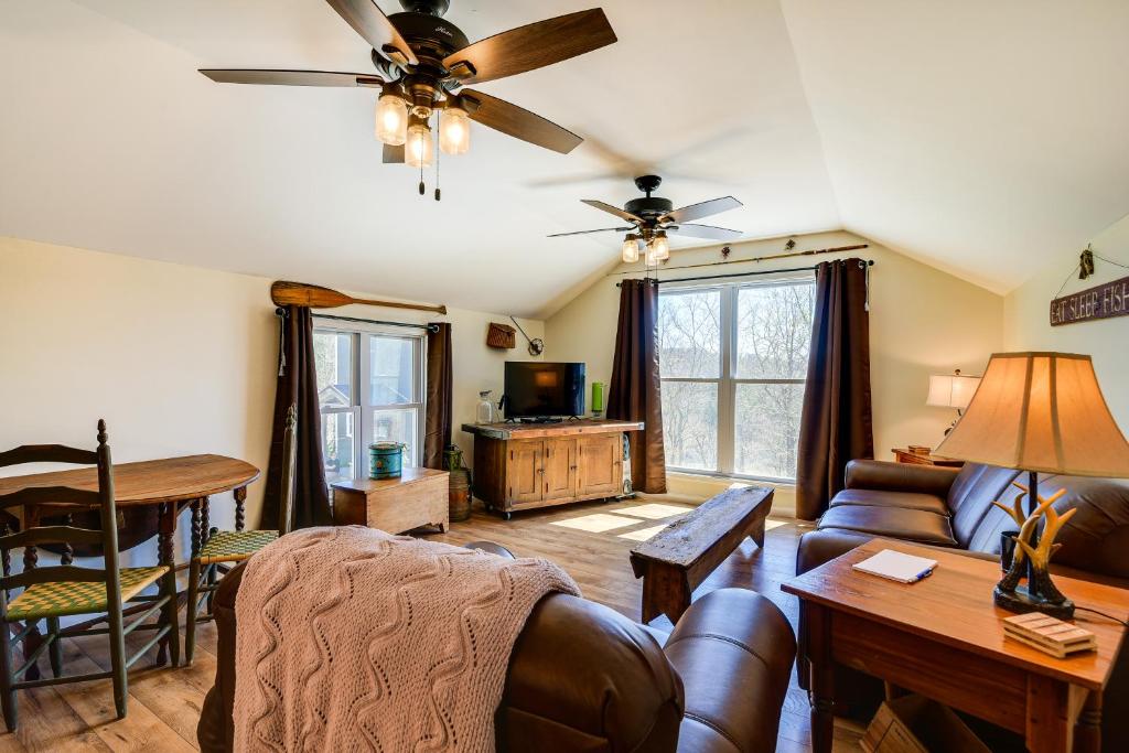 uma sala de estar com um sofá e uma mesa em Cozy Lewisburg Getaway with Deck and Lake Access! em Lewisburg