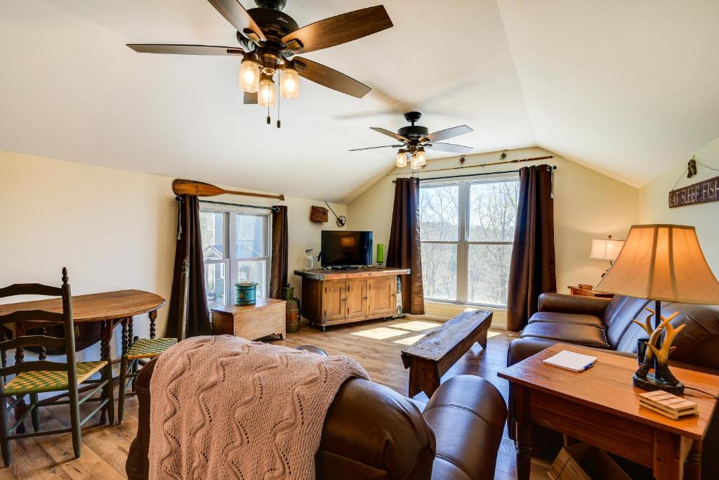 una sala de estar con un sofá y una mesa en Cozy Lewisburg Getaway with Deck and Lake Access!, en Lewisburg