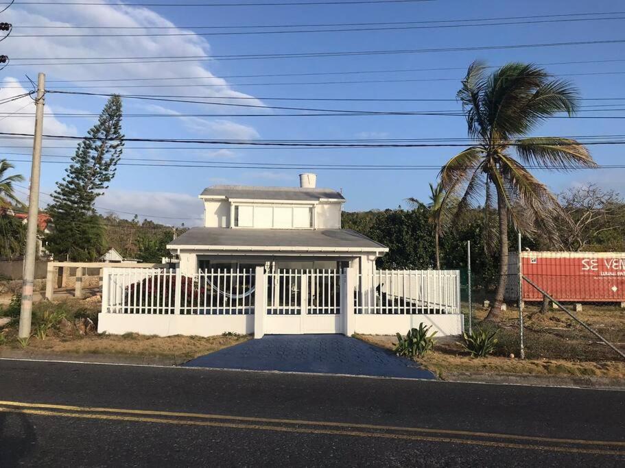 uma cerca branca em frente a uma casa branca em Marie Joseph Villa em San Andrés