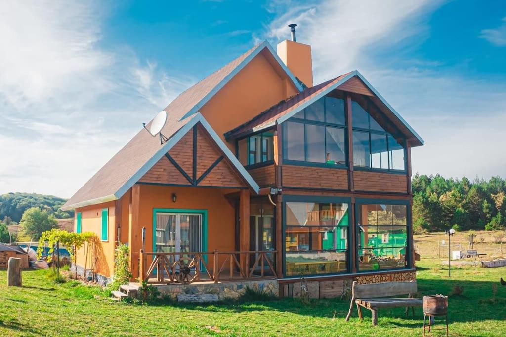 Casa grande con ventana grande en un campo en BOLU da ormanin tam kalbinde İsveç mimari göl manz, en Kemaller