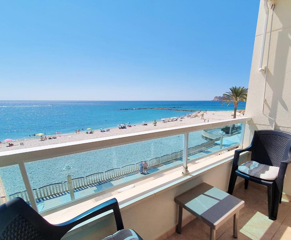 アルテアにある'SAN MIGUEL' Holiday Apartmentsのビーチと海の景色を望むバルコニー