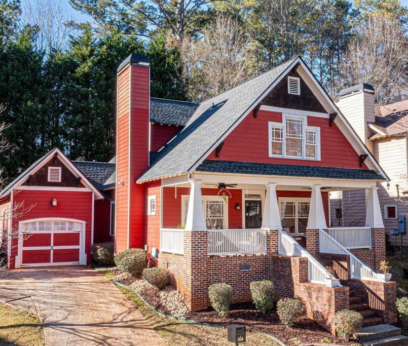 una casa roja con garaje rojo en Atlanta's Metropolitan Heart, en Atlanta