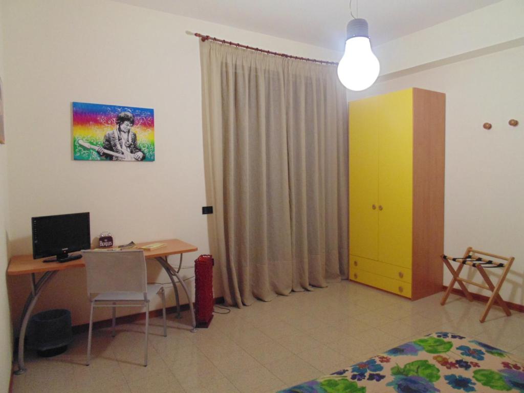 Zimmer mit einem Schreibtisch und einem gelben Schrank in der Unterkunft Art & Music B&B in Villa San Giovanni