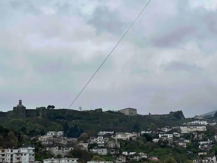Zdjęcie z galerii obiektu Proper Home w Gjirokastrze