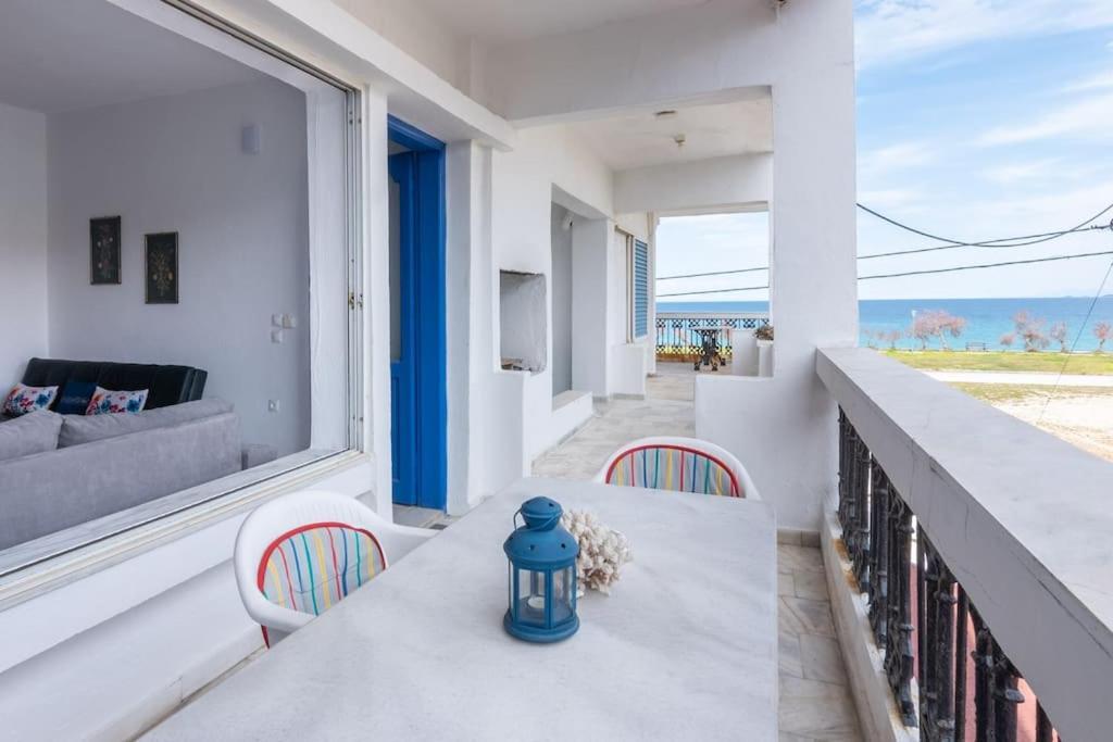 Balkón nebo terasa v ubytování Cycladic flat with sea view and BBQ grill