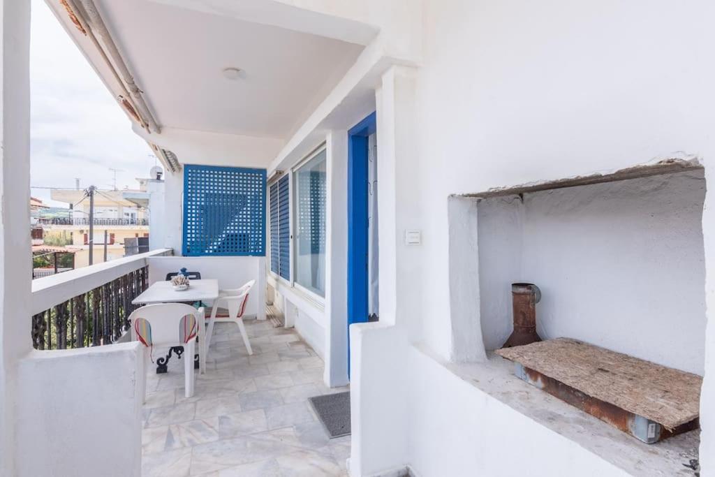 Balkón nebo terasa v ubytování Cycladic flat with sea view and BBQ grill