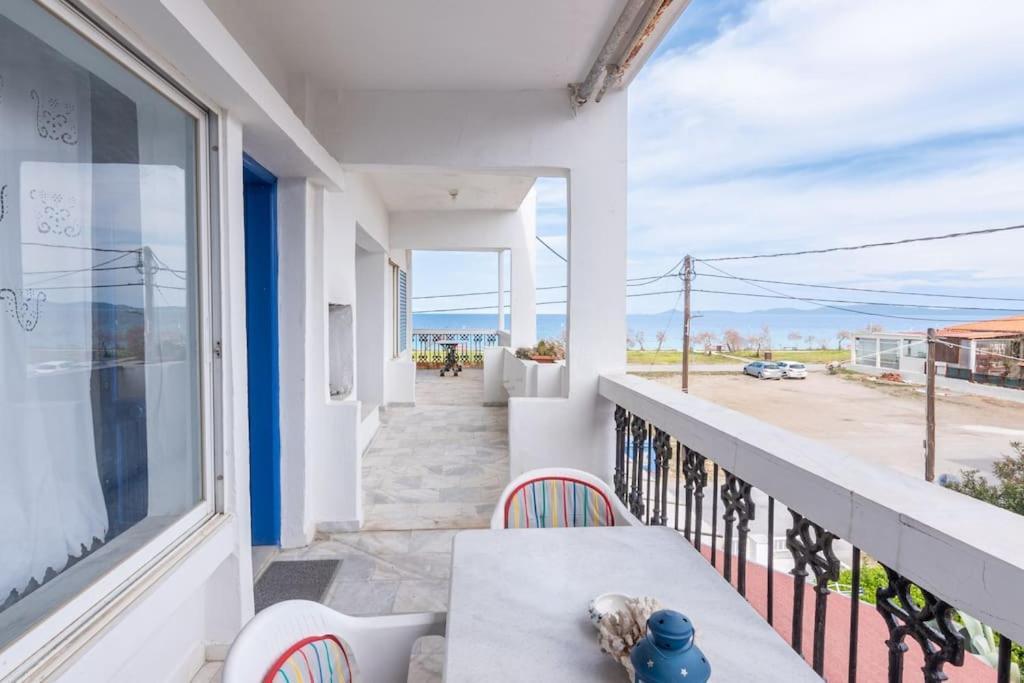 Balkón nebo terasa v ubytování Cycladic flat with sea view and BBQ grill