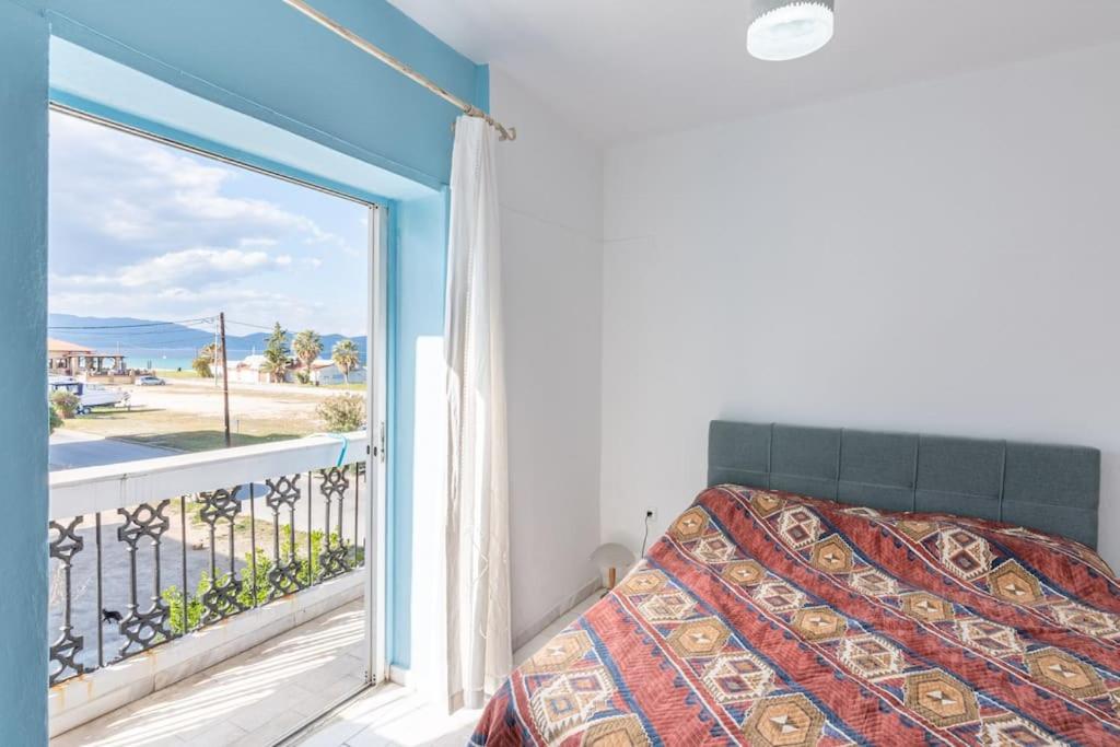 Postel nebo postele na pokoji v ubytování Cycladic flat with sea view and BBQ grill