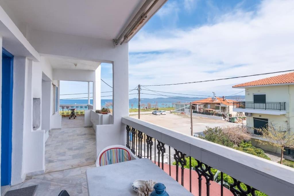 Balkón nebo terasa v ubytování Cycladic flat with sea view and BBQ grill