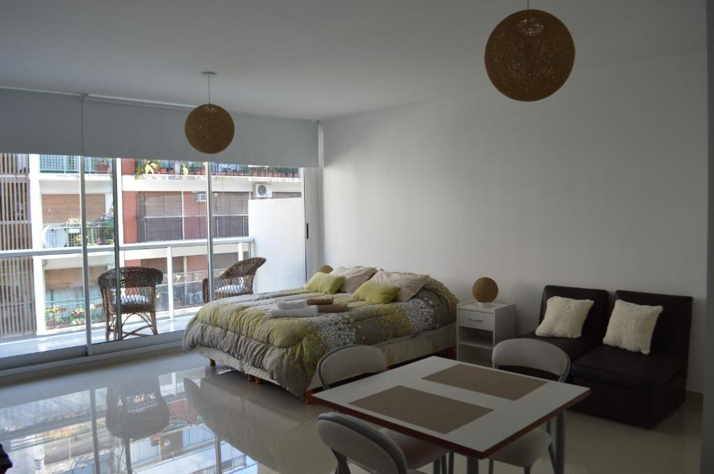 1 dormitorio con cama, mesa y sofá en Apartamento Ocio en Buenos Aires