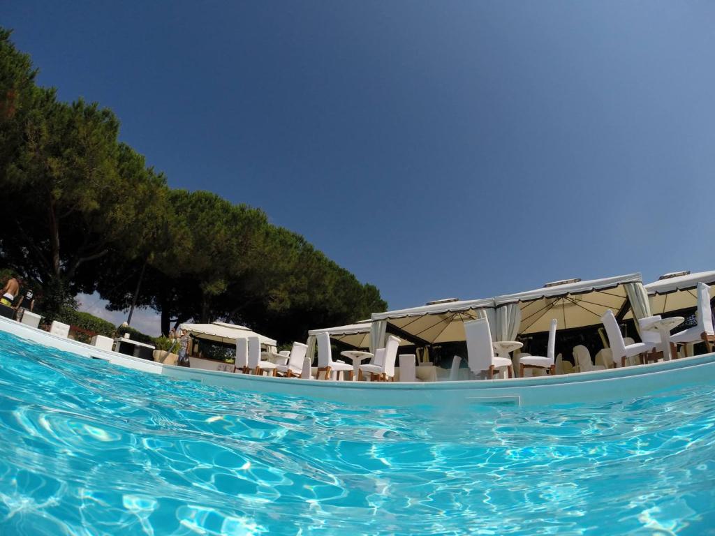Bazén v ubytování Hotel Velcamare nebo v jeho okolí
