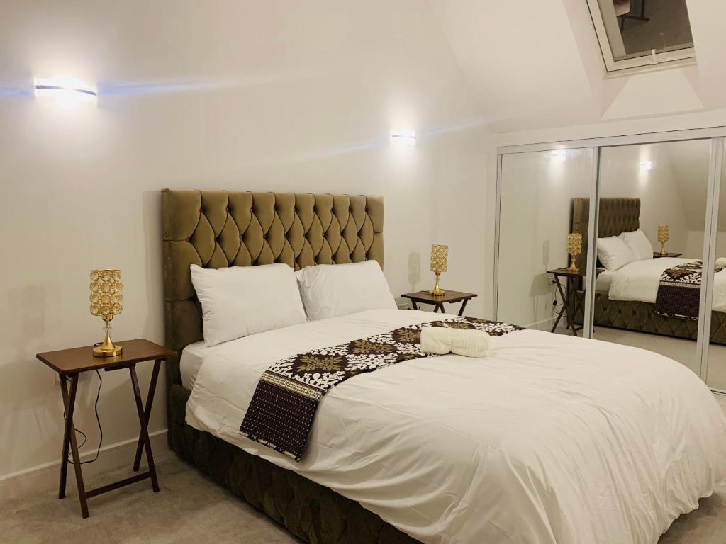 A bed or beds in a room at Deluxe En suite Bedroom with free on site parking