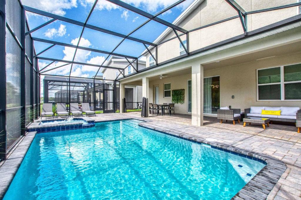 uma piscina interior com tecto de vidro em Modern Villa with Game Room at Storey Lake Resort em Kissimmee