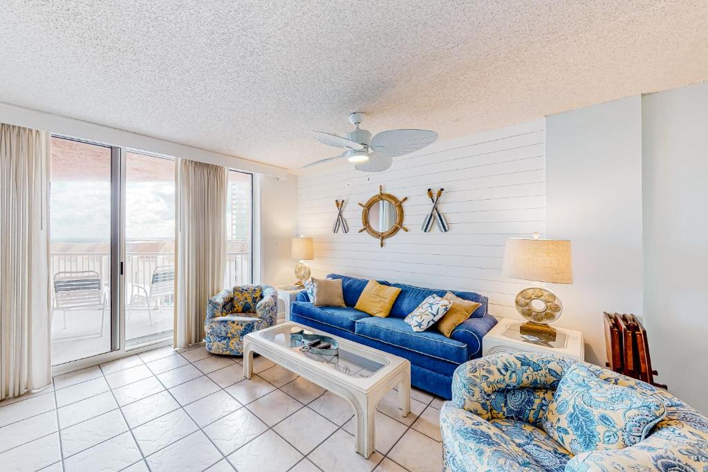 格爾夫海岸的住宿－Buena Vista 405，客厅配有蓝色的沙发和桌子