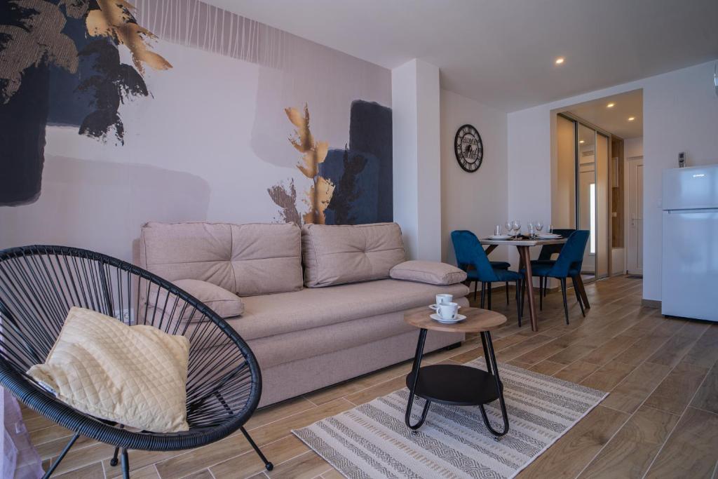 a living room with a couch and a table at Laurel Apartments in Tisno