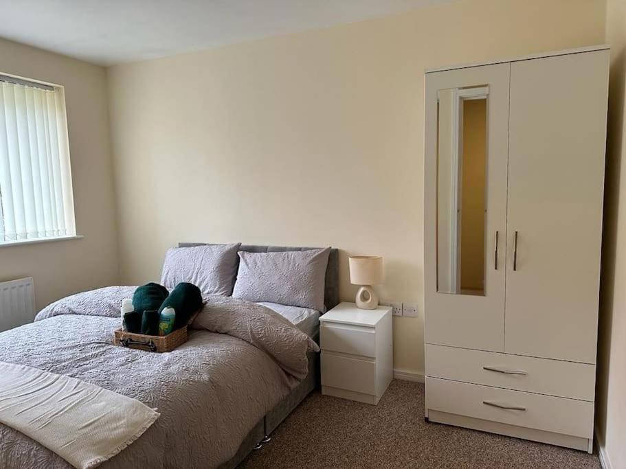 Postel nebo postele na pokoji v ubytování Rooms 7 minutes from Etihad