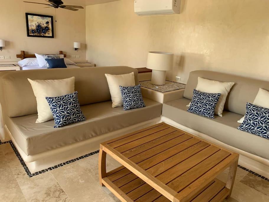 uma sala de estar com um sofá e uma cama em Stunning beachfront house w/ private pool. em Zihuatanejo