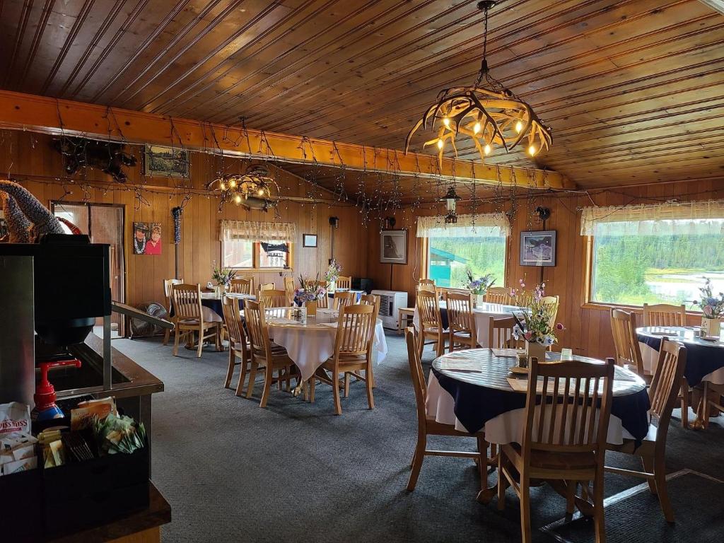 Restaurace v ubytování Tolsona Lake Lodge
