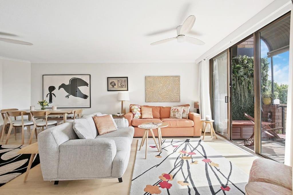 - un salon avec un canapé et une table dans l'établissement Impressive Centrally Located Penthouse, à Sydney