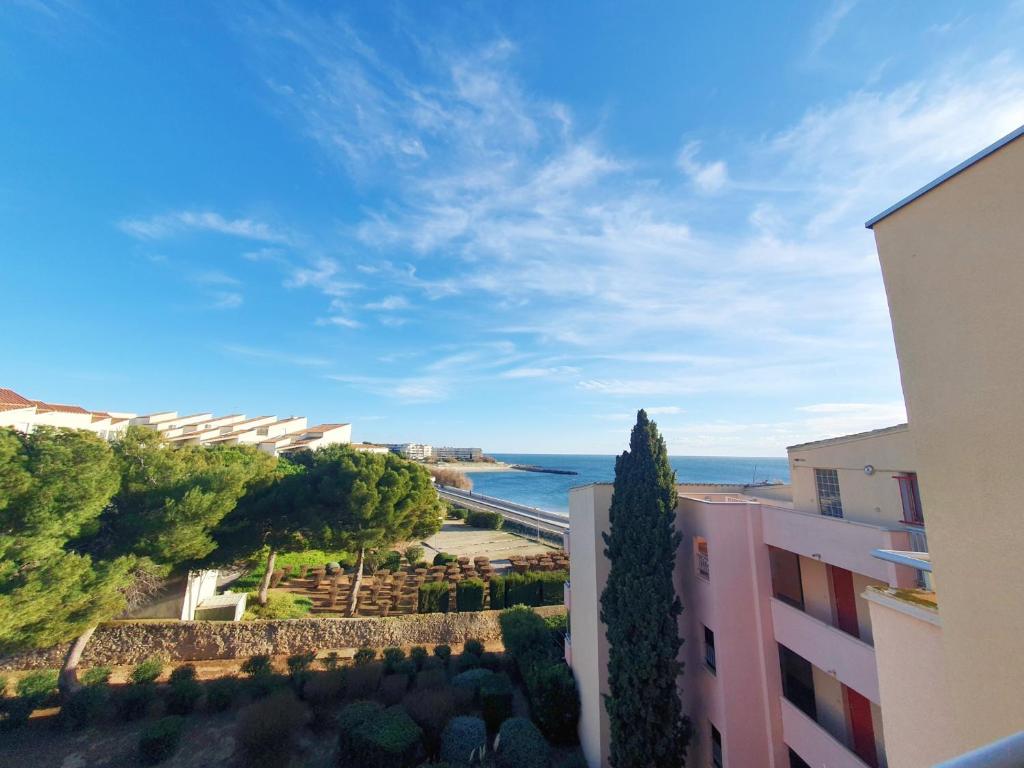 une vue sur l'océan depuis un immeuble dans l'établissement 2 pièces avec terrasse en bord de mer - Parking - FR-1-338-96, à Sète