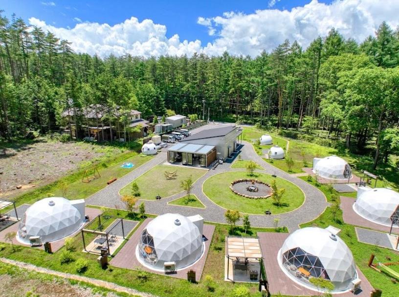 富士河口湖町にあるHOSHIFULL DOME FUJIのドームのある農場の空中風景