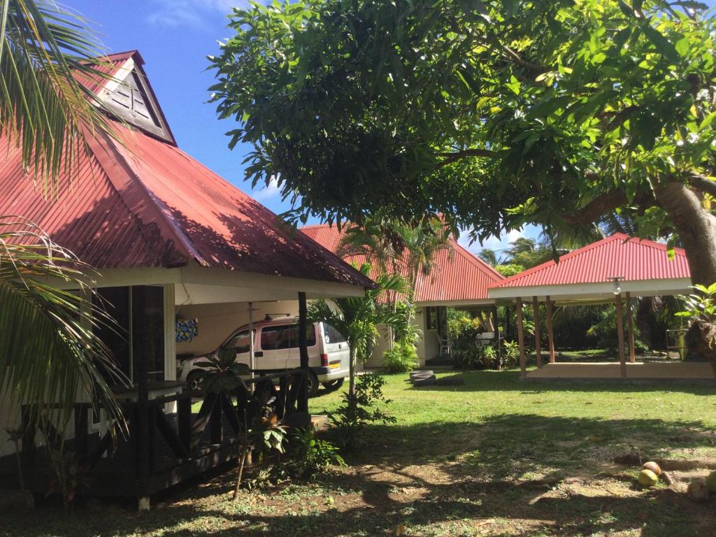 um camião estacionado em frente a uma casa em VAIHEI 22 em Puahua