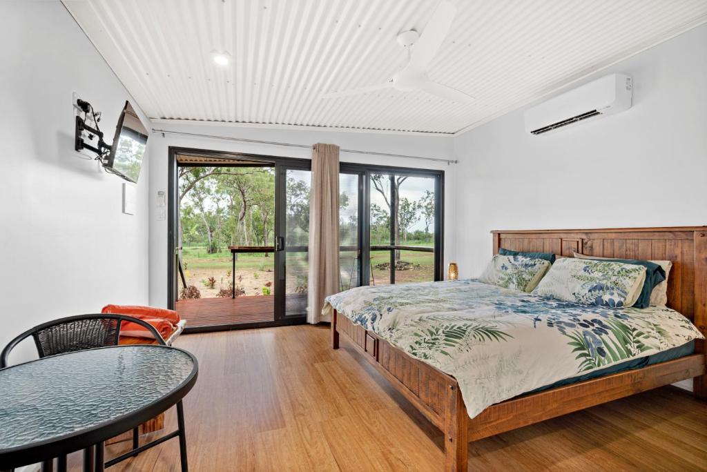 Letto o letti in una camera di Litchfield Tropical Stay