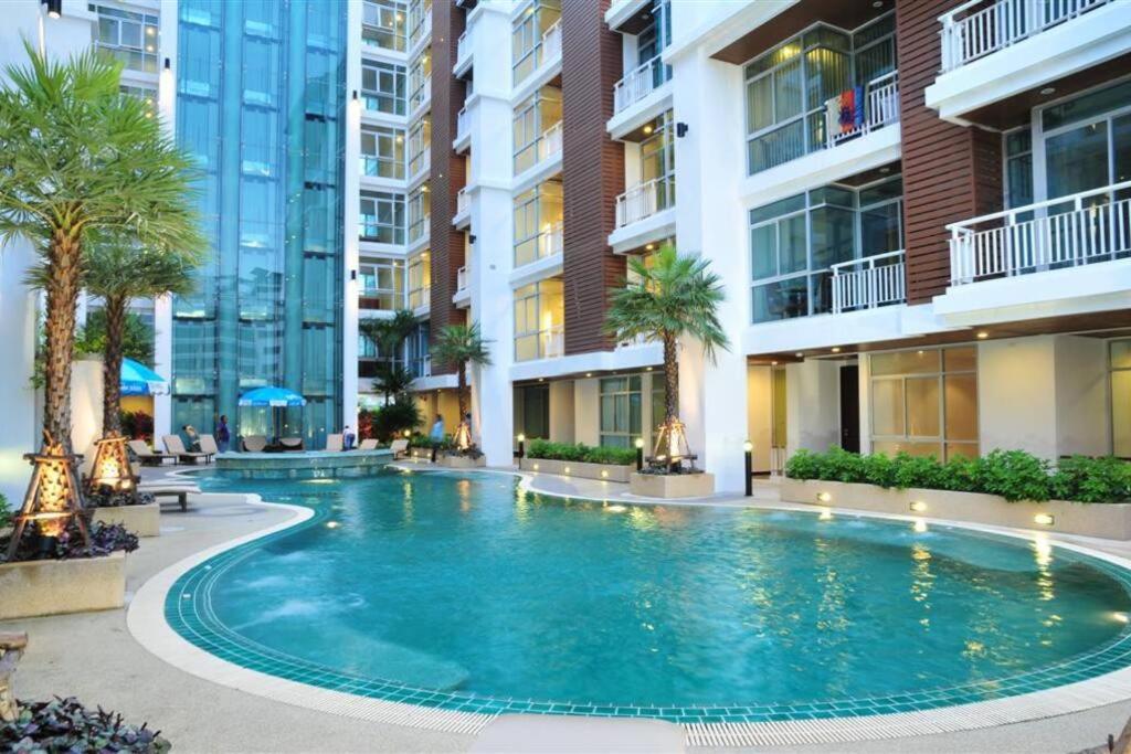 Bazén v ubytování Recently Renovated Pool View Apartment in Modern Complex nebo v jeho okolí