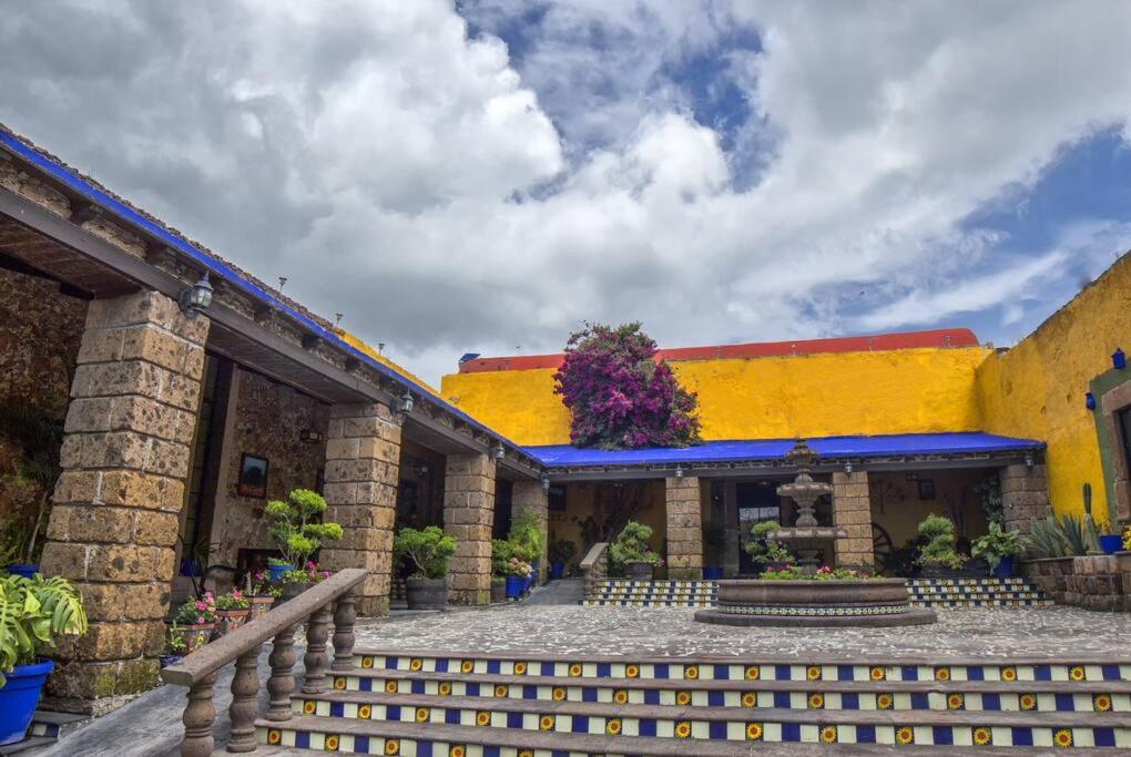 HuichapanにあるHacienda Los Girasoles Siglo XVIIIの階段のある建物、中庭に噴水がある建物