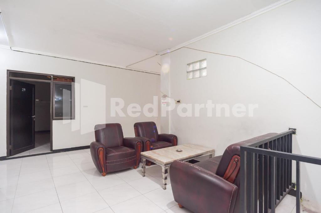 Posezení v ubytování Wisma Juanda Bogor Mitra RedDoorz