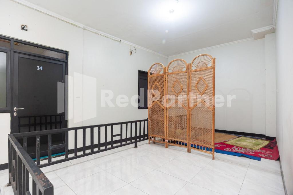 Postel nebo postele na pokoji v ubytování Wisma Juanda Bogor Mitra RedDoorz