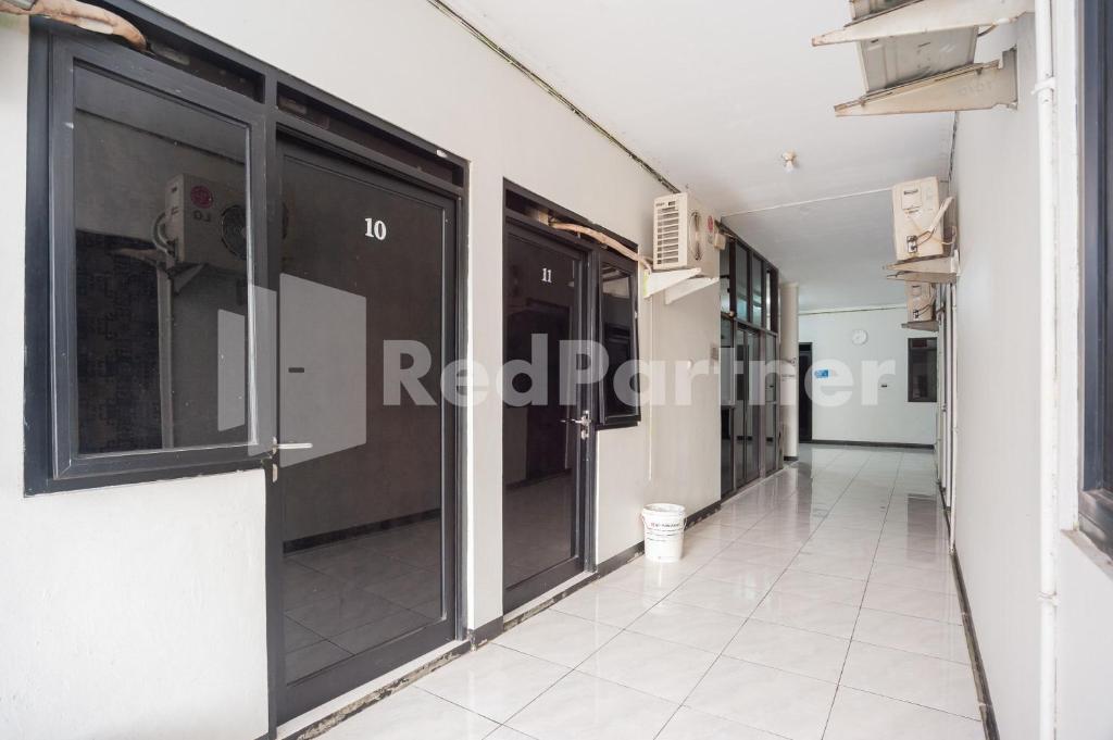 Kuchyň nebo kuchyňský kout v ubytování Wisma Juanda Bogor Mitra RedDoorz