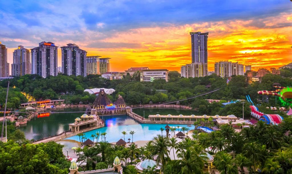 Bazén v ubytování Lagoon Villa at Sunway Lagoon Theme Park nebo v jeho okolí