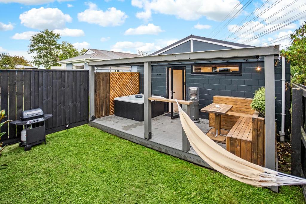 a backyard with a hammock and a shed at Studio Unit with Spa Bath in Christchurch