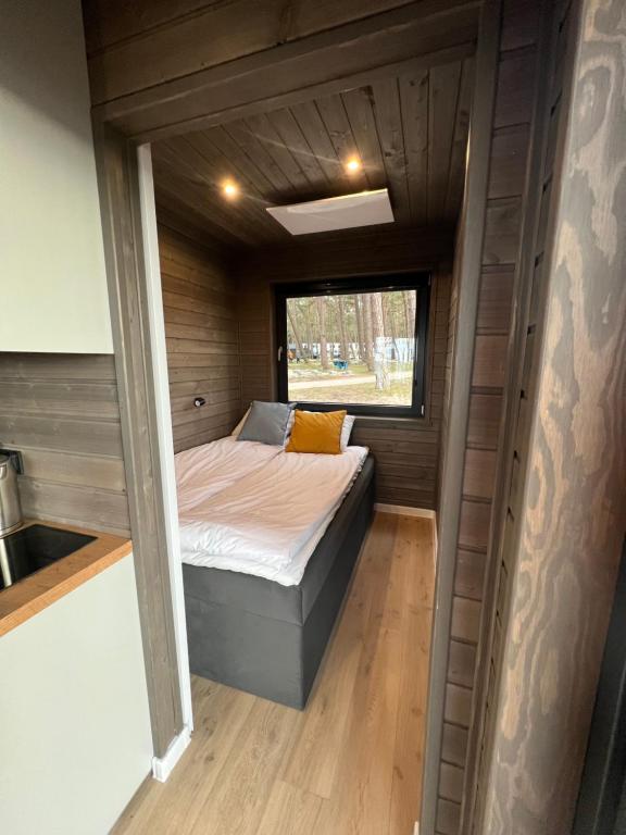 un dormitorio pequeño en una casa pequeña en Ustronie Park - beach resort, en Ustronie Morskie