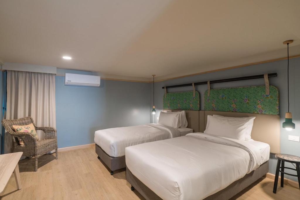 Cama ou camas em um quarto em The Blanket Hotel Phuket Old Town