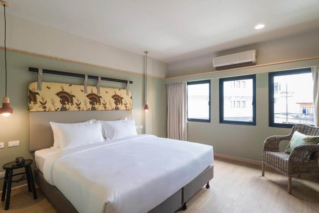 Cama ou camas em um quarto em The Blanket Hotel Phuket Old Town