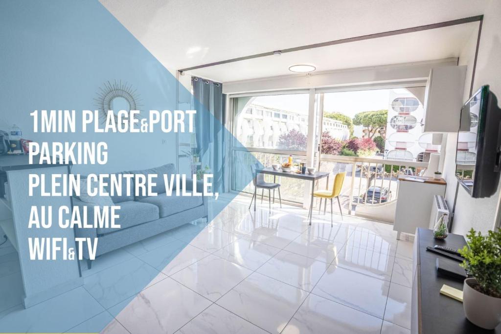 Cette chambre comprend une cuisine et une salle à manger. dans l'établissement LA GRANDE MOTTE - PARKING - PLAGE - PORT -CENTRE VILLE, à La Grande Motte