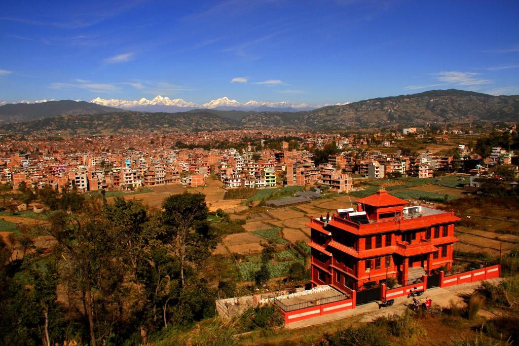 een uitzicht op een stad met een rood gebouw bij Bhaktapur Paradise Hotel in Bhaktapur