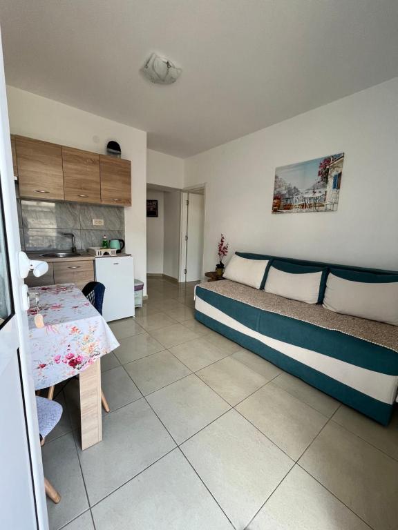 1 dormitorio con 1 cama y cocina. en Apartment Dijana en Petrovac na Moru