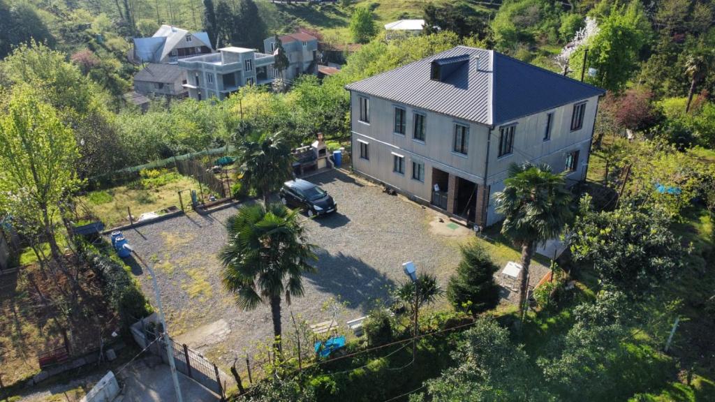 uma vista aérea de uma casa com um quintal em Guesthouse Sesili em Batumi