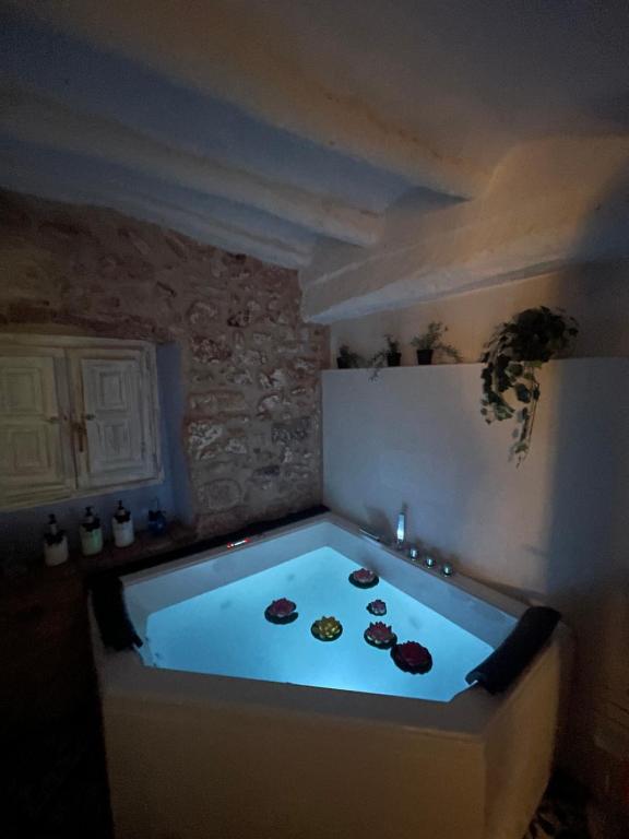 a bath tub in a room with aperature at El Secret de la LLegenda El Drac in Vilavert