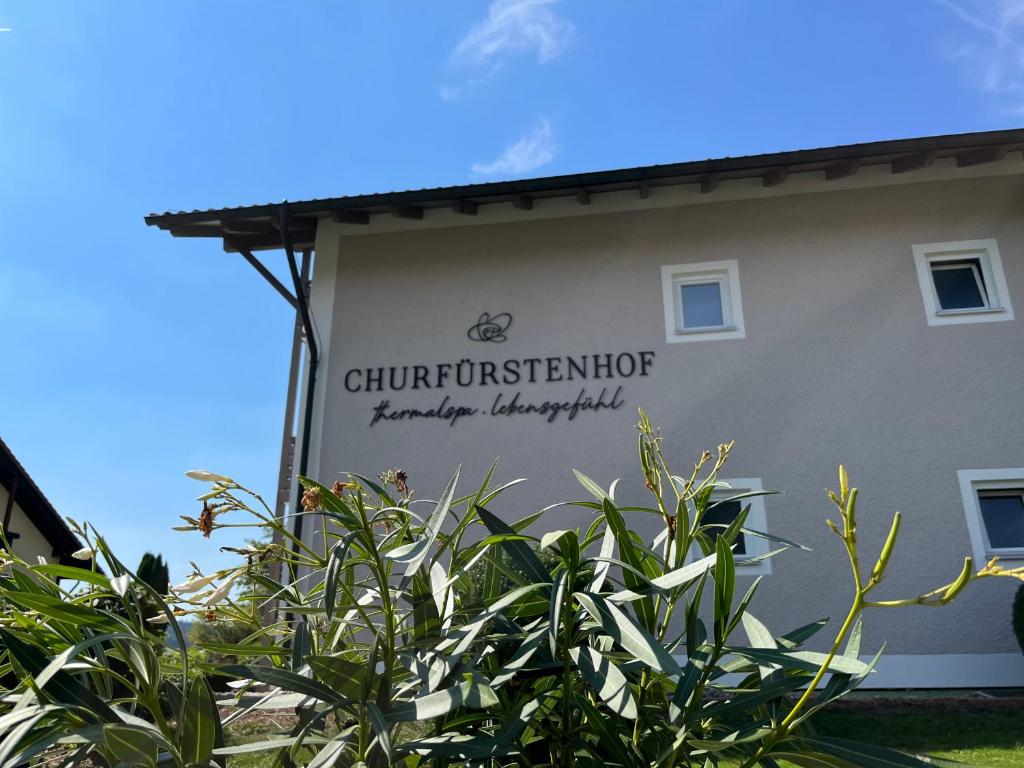 een bord aan de zijkant van een gebouw bij Churfürstenhof Wellnesshotel in Bad Birnbach