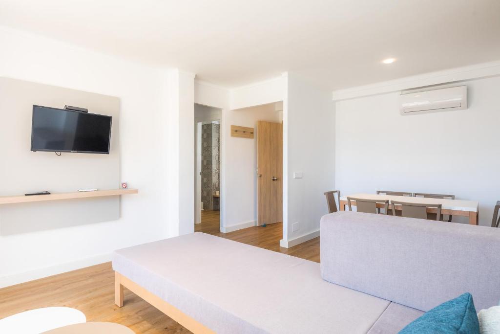 Televízia a/alebo spoločenská miestnosť v ubytovaní Apartament Massanet 2b
