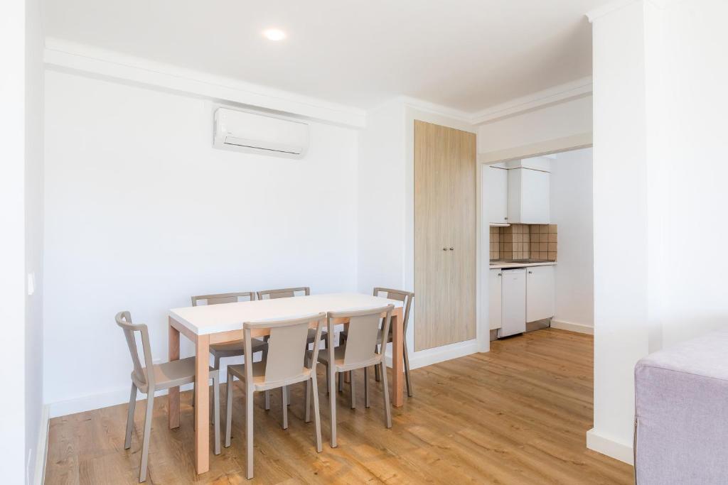 Kuchyňa alebo kuchynka v ubytovaní Apartament Massanet 2b